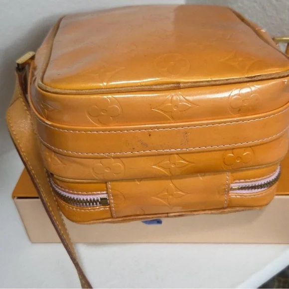 🌷SALE🌷Authentic Louis Vuitton Yellow Vernis 2 compartment Crossbody Bag - Picture 6 of 12